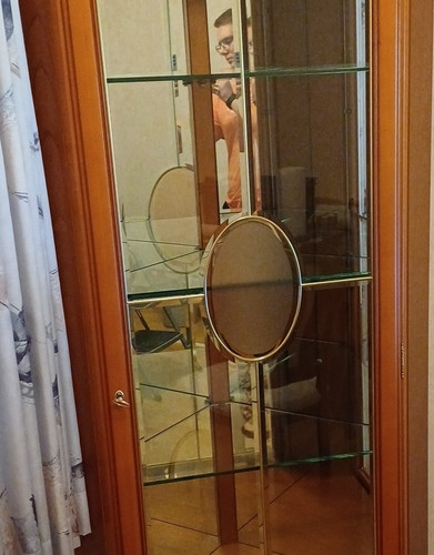 Vitrine aus holz und glas - und,